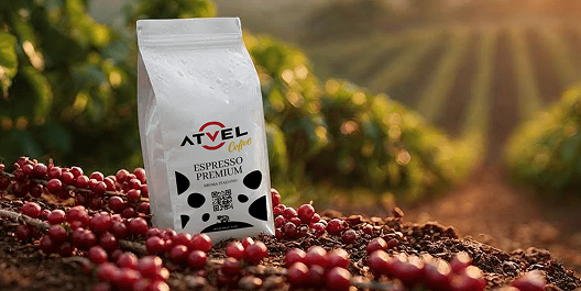 Упаковка кофе Atvel среди кофейных ягод