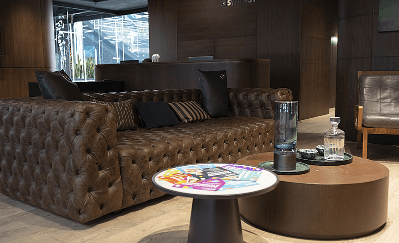 Интерьер в тёплых деревянных тонах с кожаной мебелью и атмосферой уюта