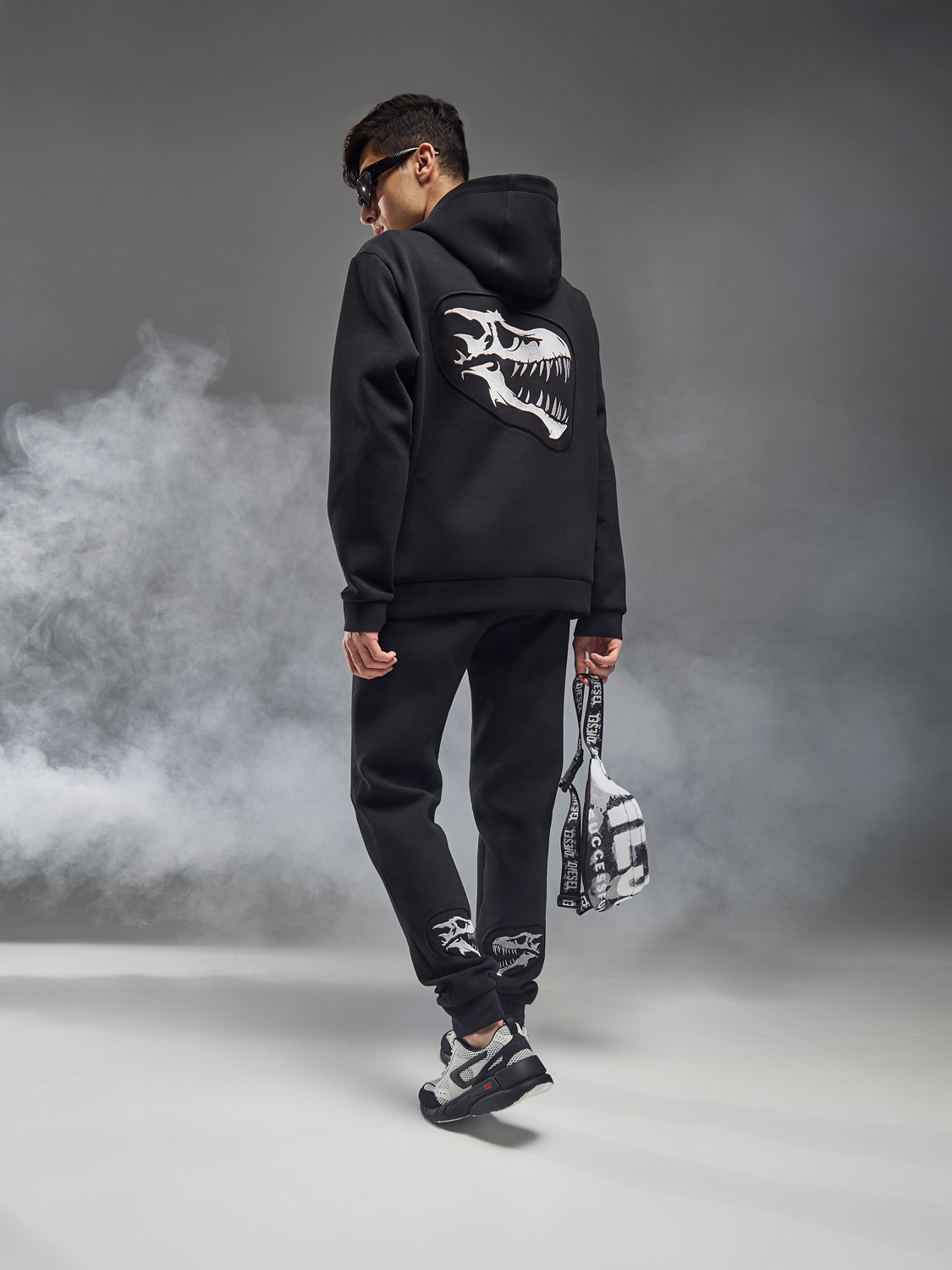 стильная фотосъемка мужского черного спортивного костюма