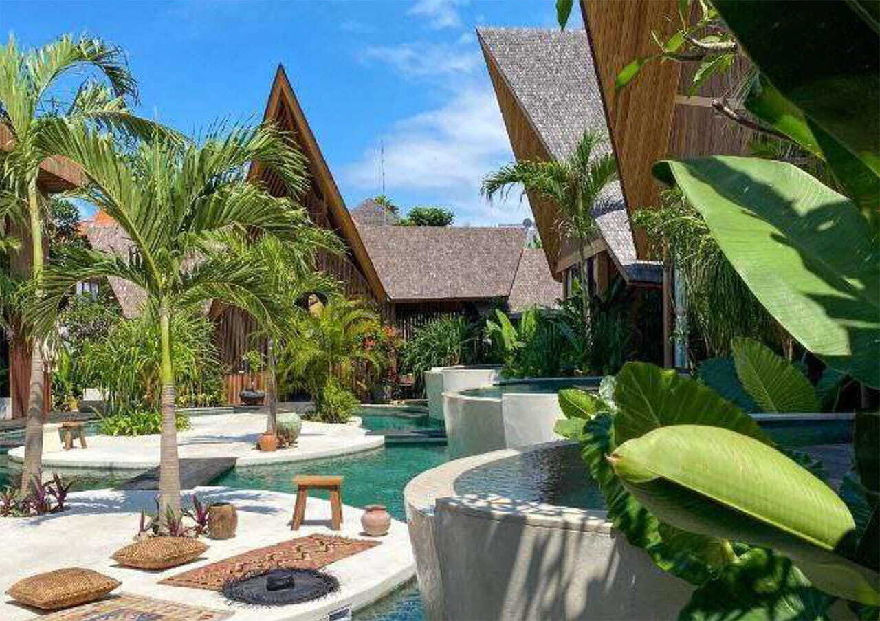 Yalangoch semiz ayol raqsga tushmoqda