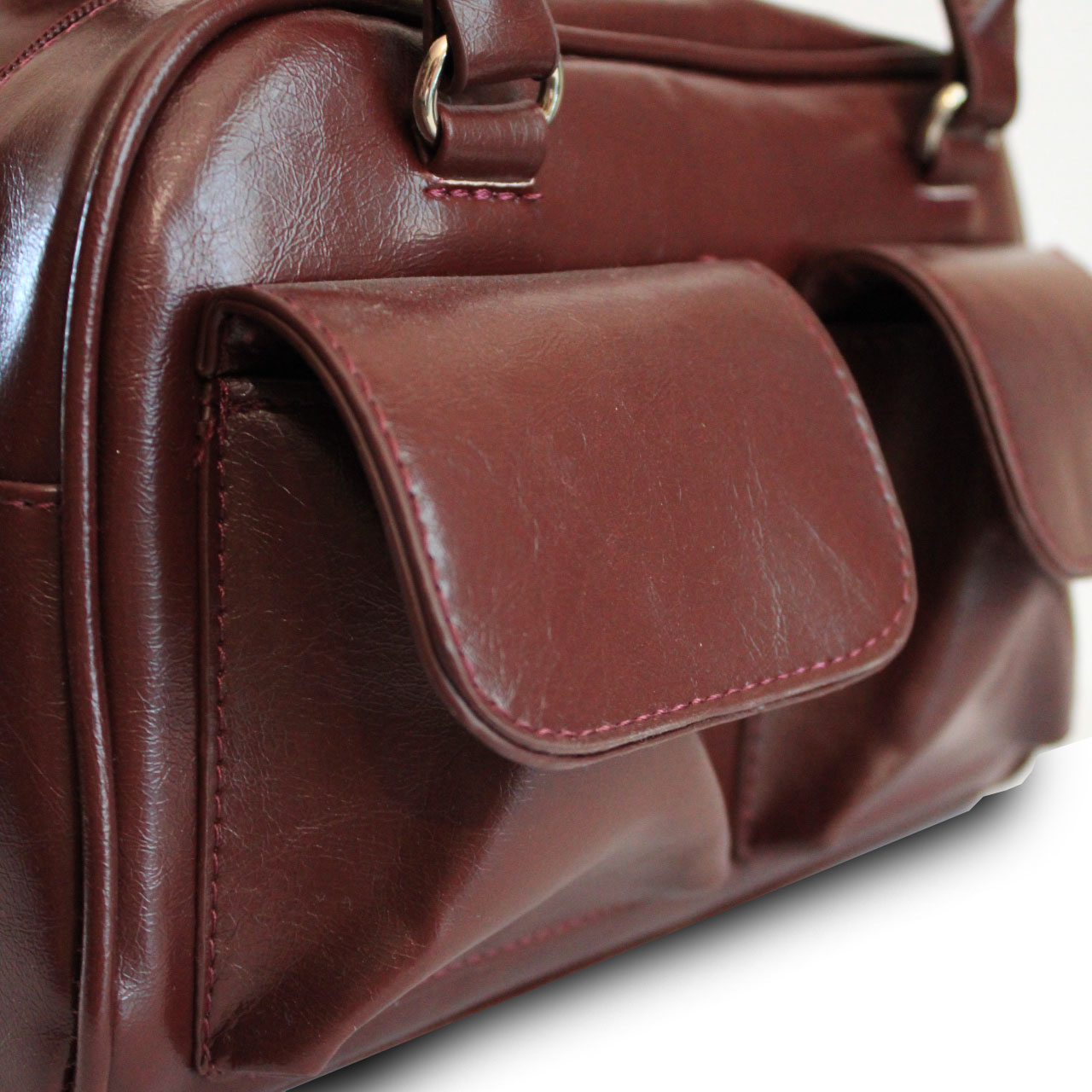 Купить сумку-багет бордового цвета с двумя объемными карманами.