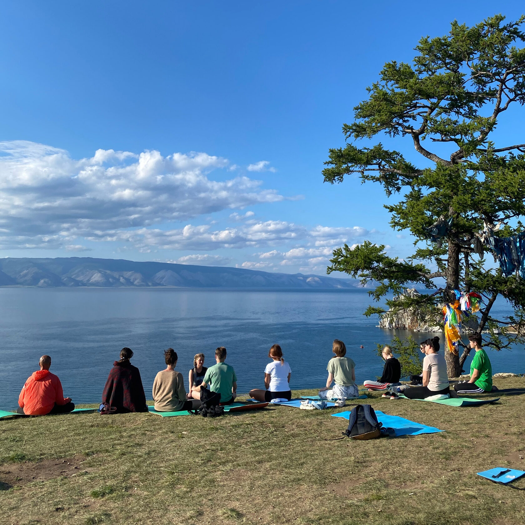 Домик для медитации. Байкал йога тур. Йога на Байкале фото. Домик для медитации на участке с видом на озеро.