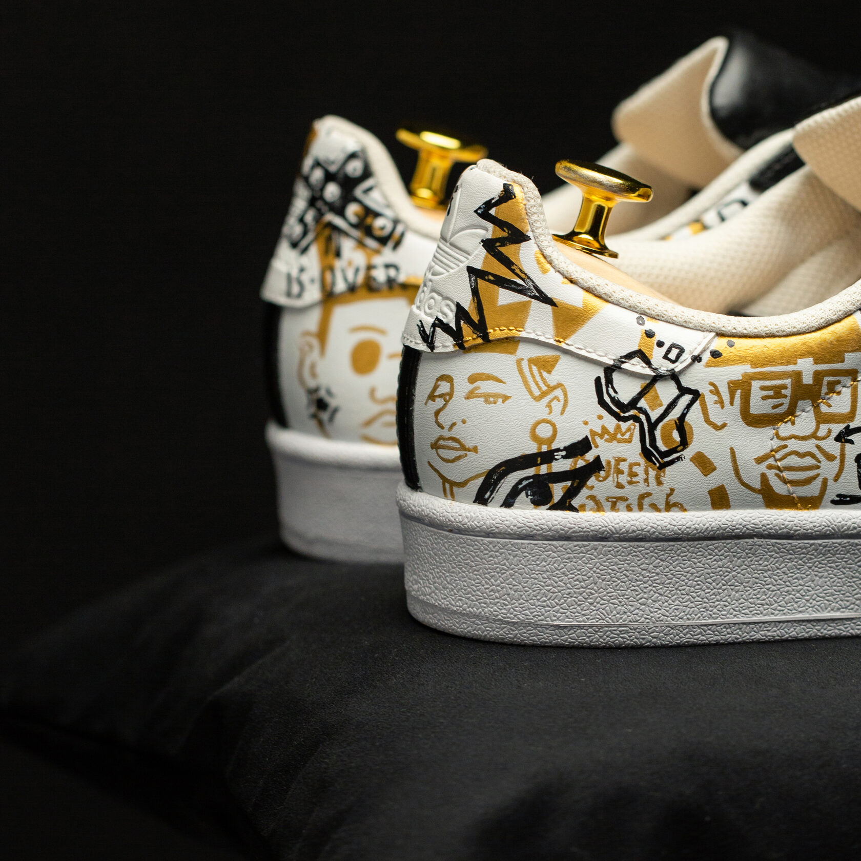 Роспись кроссовок adidas superstar, посвященная хип-хопу 80-х. Автор Алексей Бархан.