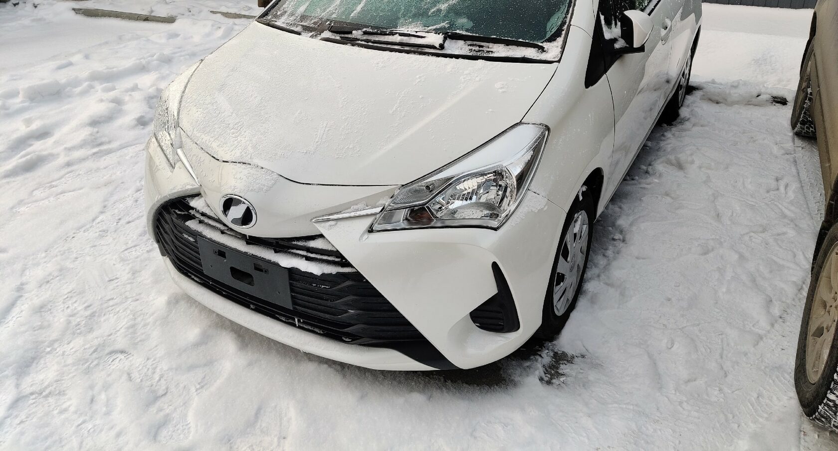 TOYOTA VITZ. Битый пятибальник