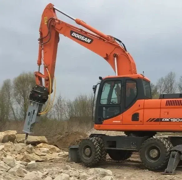 Колесный полноповоротный экскаватор DOOSAN - гидромолот