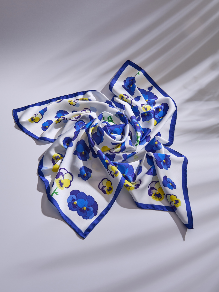 шелковый платок с синим узором на нейтральном фоне