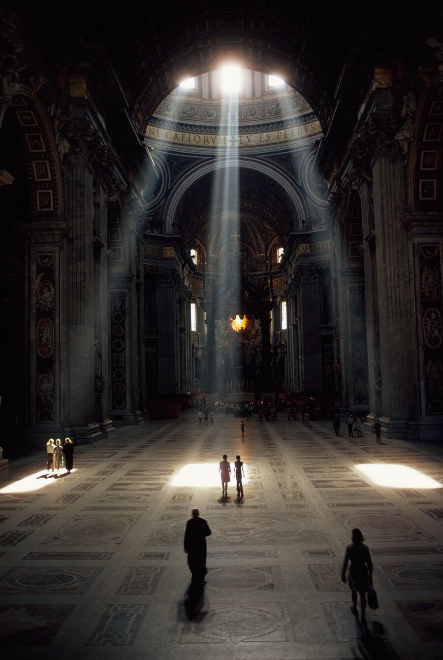 Солнечные лучи освещают базилику в Ватикане, 1971. Фотограф Альберт Молдвей