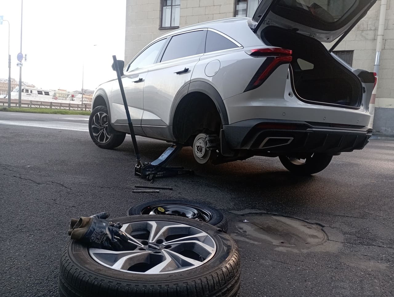 Установили запасное колесо на автомобиле HAVAL F7 на Арсенальной набережной в Калининском районе Санкт-Петербурга