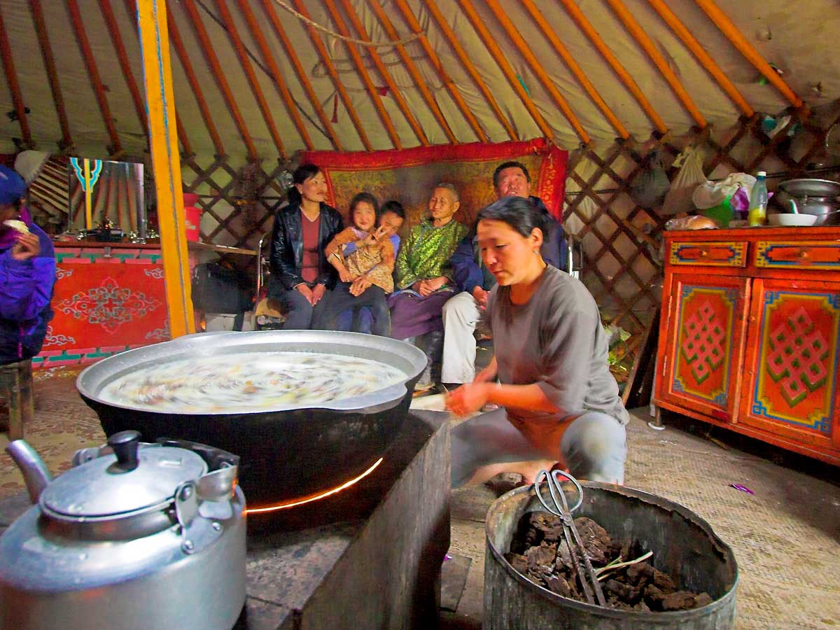 Монгольская юрта и заваривание чая