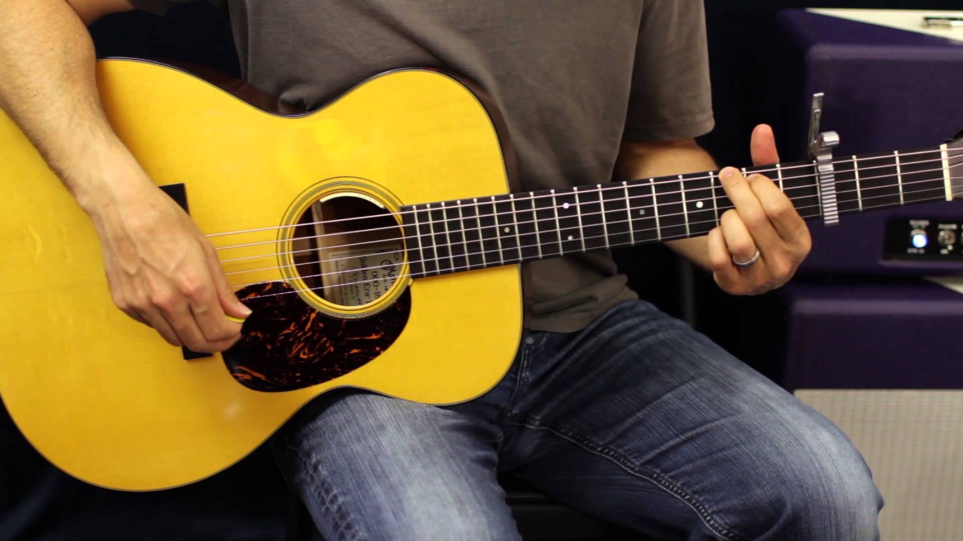 Бесплатные видео уроки игры на гитаре. Гитарист с акустической гитарой. Человек с гитарой в руках. Гитара в руках. Желтая гитара.