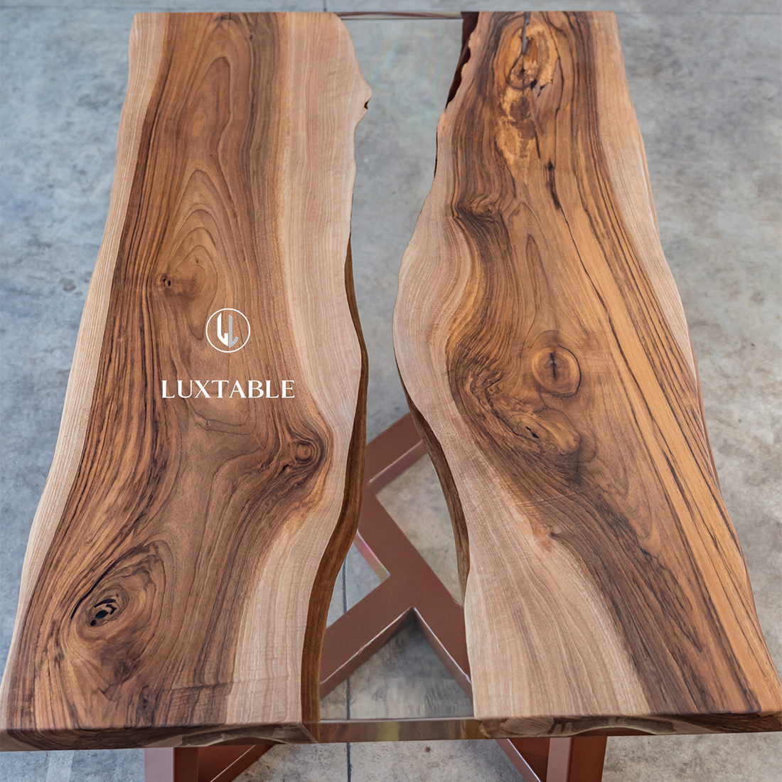 Epoxidharz Tische Alagoas aus europäischem Nussbaum und hellblauem Epoxidharz mit Metallic Effekt