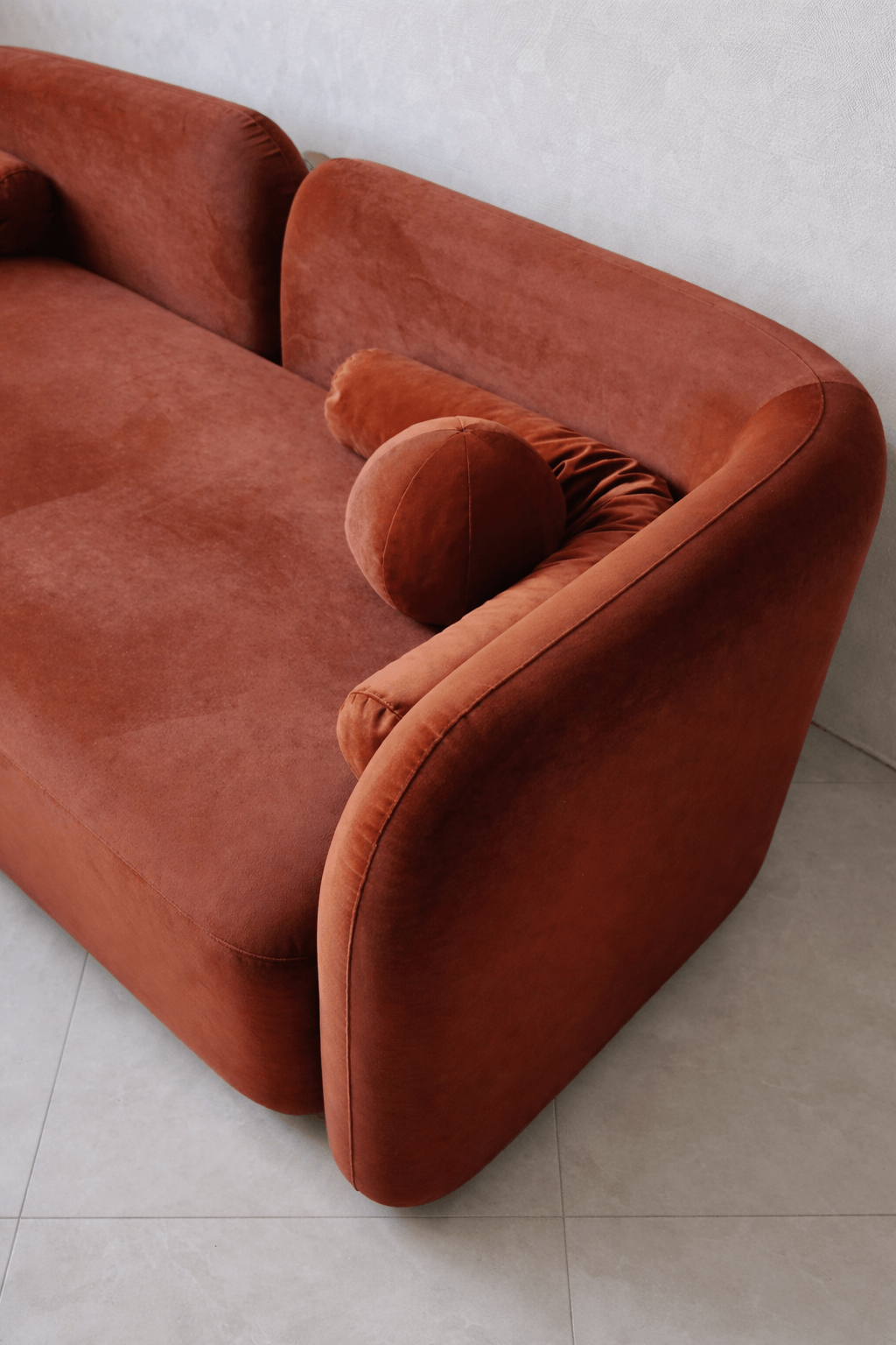 Диван с округлой формой в терракотовом цвете