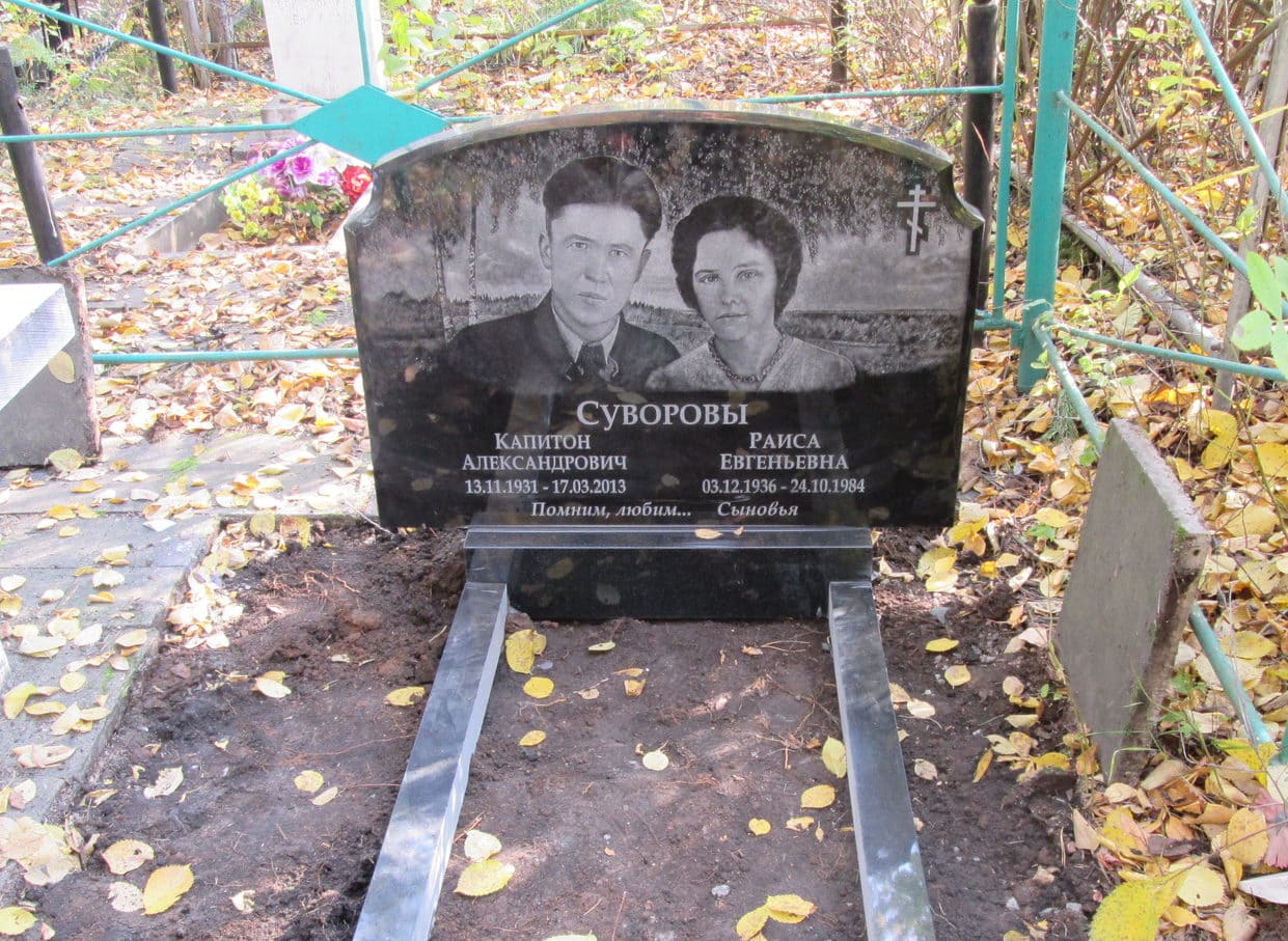 Памятник семейный из Китайского гранита с вырубной формой, размер 900х700х50