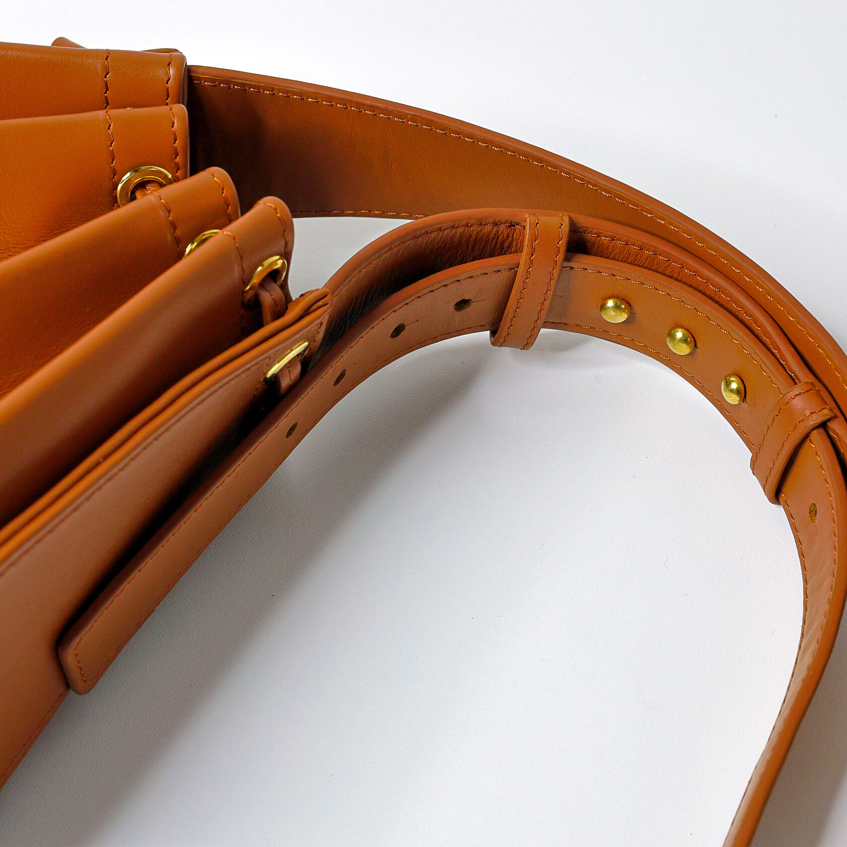 дизайнерская сумка Drift архитектурной формы карамельного цвета из натуральной кожи премиум качества