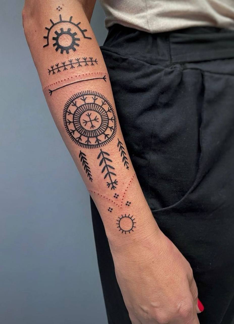 Татуировка с круговыми и растительными северными мотивами на предплечье