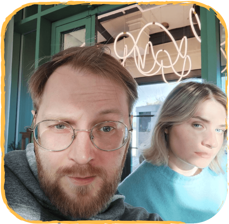 селфи пары девушка и парень в кафе в солнечный день