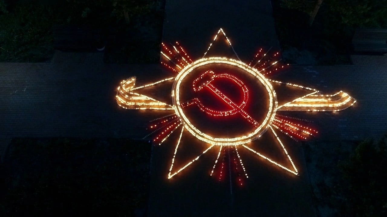 Единая россия и волонтёры победы провели акции огненные картины войны и свеча памяти в москве