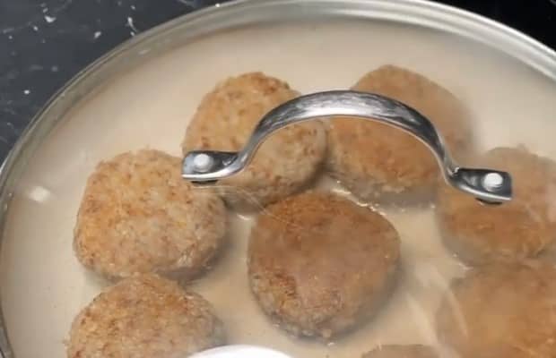 Приготовление постных котлет из гречки на сковороде: шаг 6