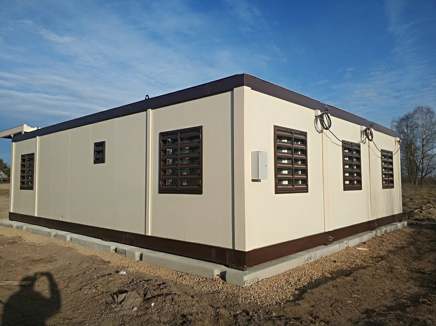 Быстровозводимые офисные здания. Модульные здания из блок контейнеров диаком. Модульные здания бмз. Модульные здания из сэндвич. Модульные здания из сэндвич.