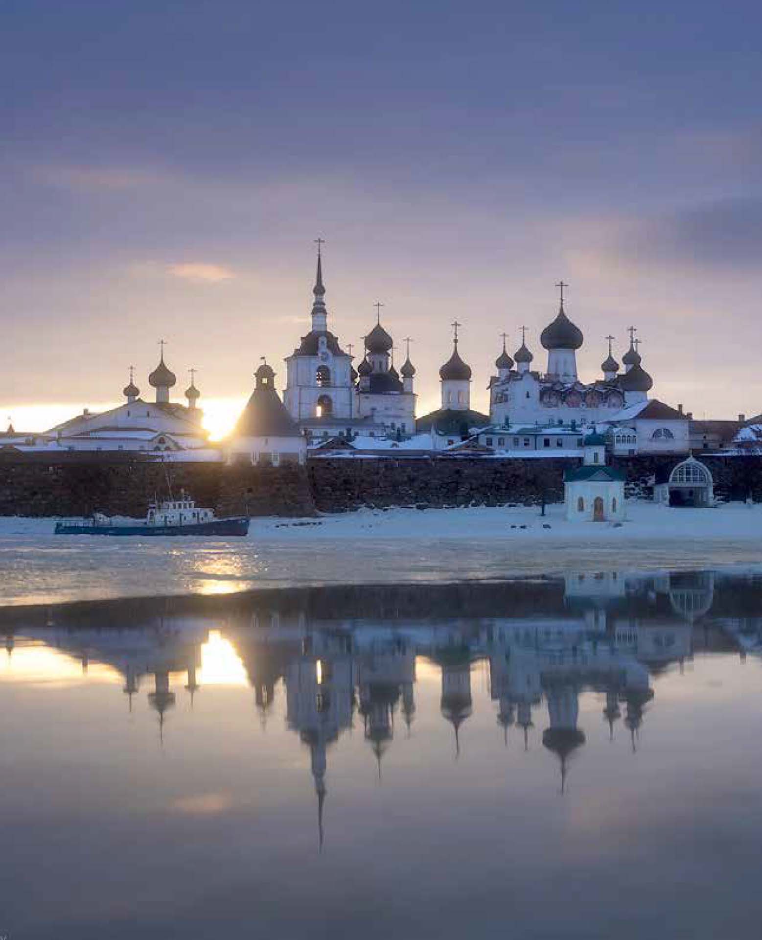 Соловки фото. Соловецкий монастырь зима. Карелия Соловки зимой. Соловецкие острова Карелия зимой. Соловки Весна.