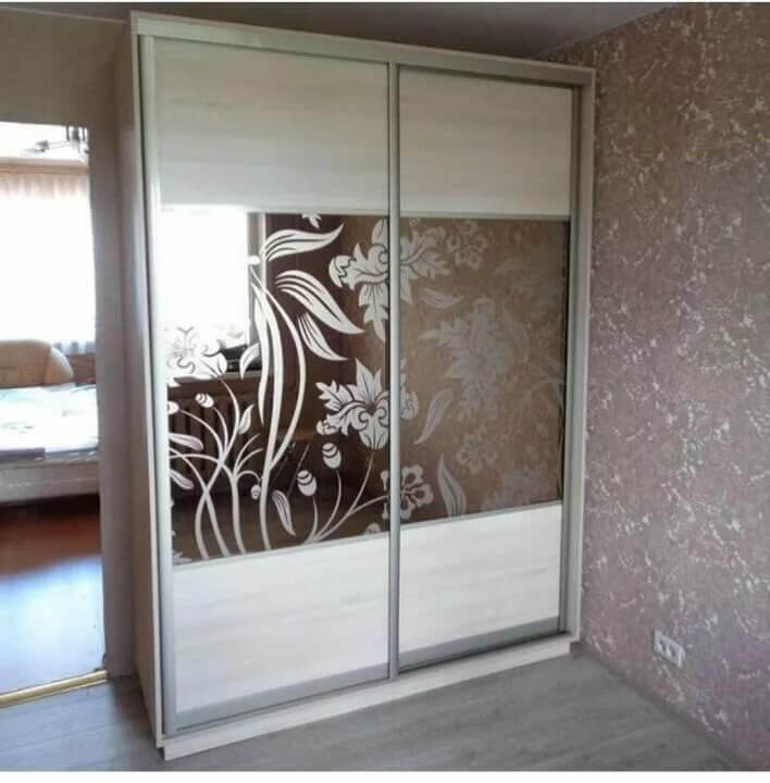 Шкафы купе с пескоструйным рисунком на матовом стекле в спальню фото