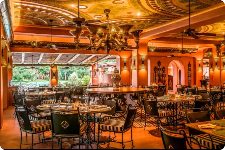 Столовая в отеле с животными возле водопада Виктория