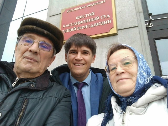 Адвокат Максим Чернышов и родители погибшего героя СВО у здания 6-го кассационного суда в Самаре после пятой судебной победы над Минобороны РФ и взыскания 5 млн рублей по Указу Президента № 98.