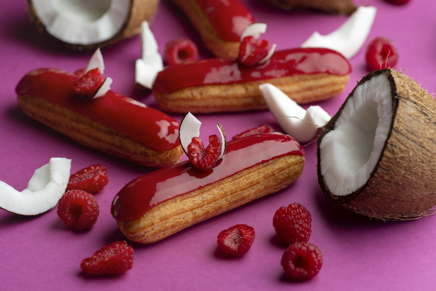Eclair with coconut and raspberry