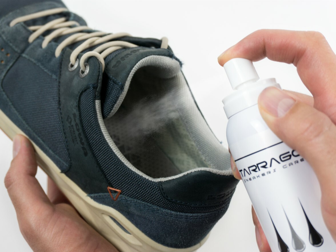 Сильно воняет обувь что делать. Tarrago Odor Killer. Вонючие кроссовки. Odor кроссовки. Защита обуви от неприятных запахов.