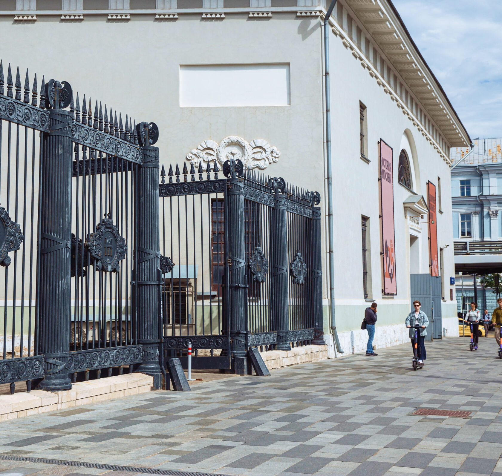 Отлитая в Выксе чугунная решетка с воротами Провиантских складов