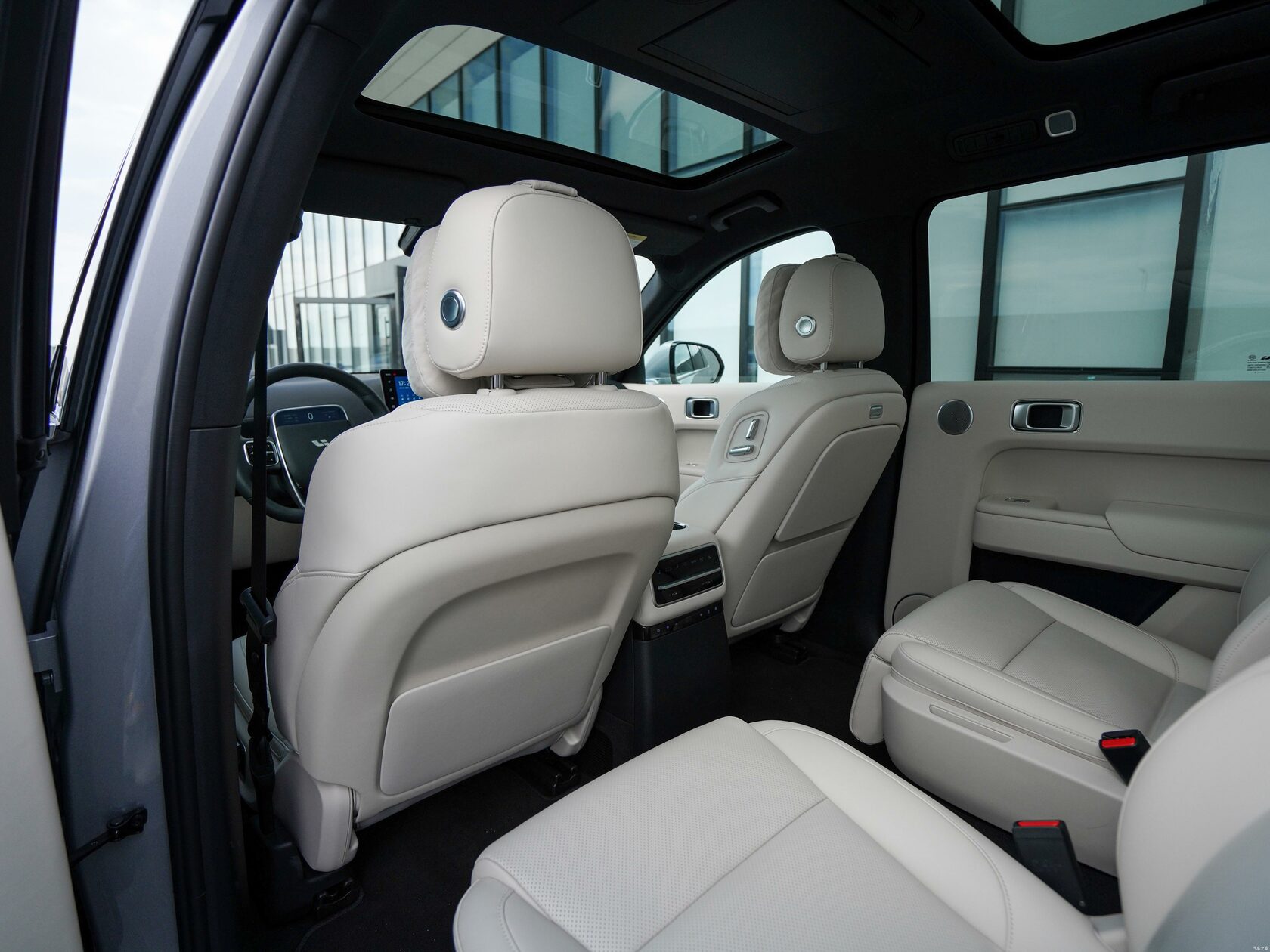 Li9 кроссовер. Зикр машина салон. Li auto ideal l9. Leading ideal l9 салон. Li auto ideal l9 салон.