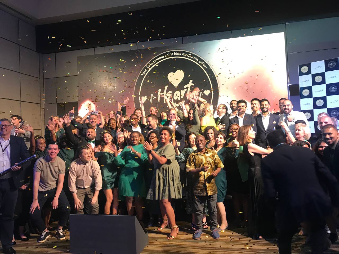 Представители StudyGRI получают награду в Дубае за лучшие результаты в сфере образования за рубежом. Логотип StudyGRI и флаги стран-партнёров.