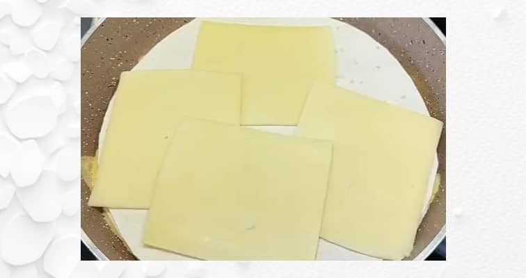 Приготовление омлета «4 сыра» с лавашом на сковороде: шаг 4