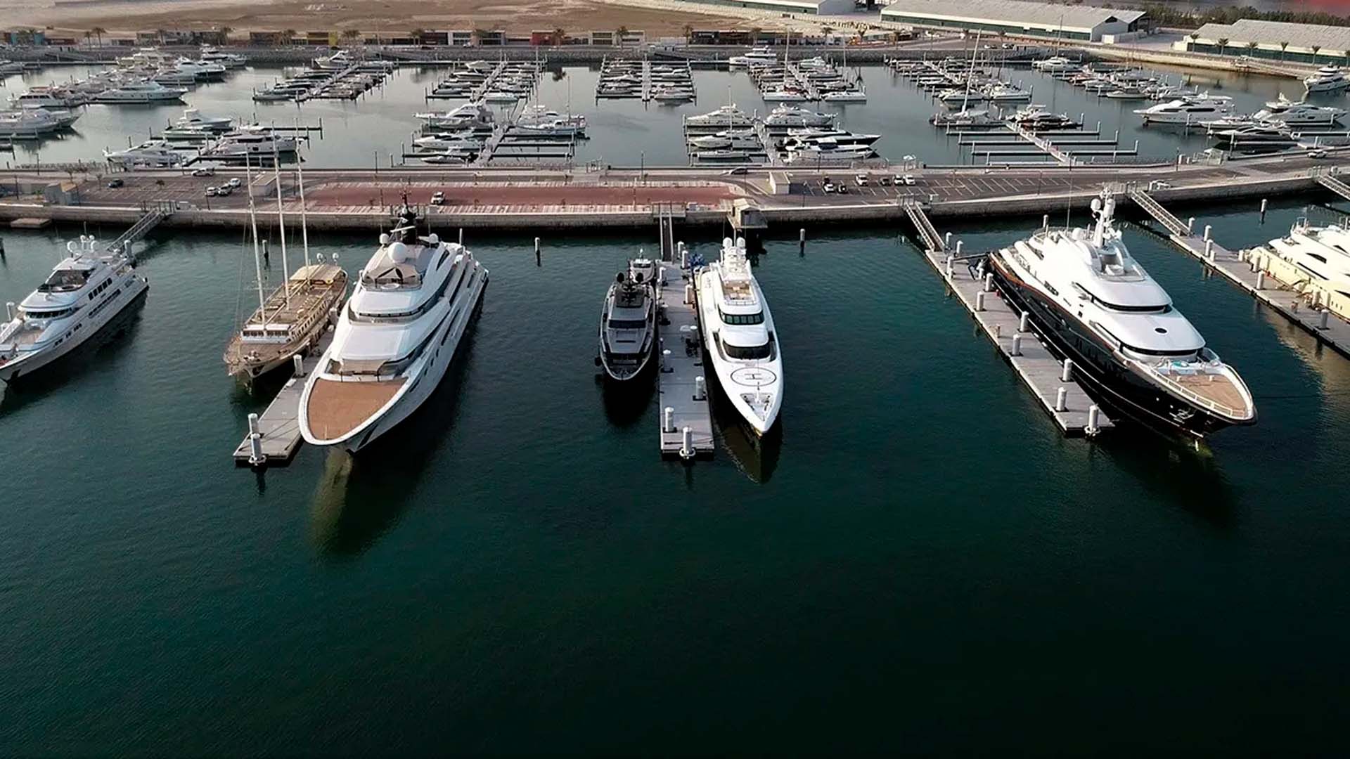 Яхты швартовка в порту