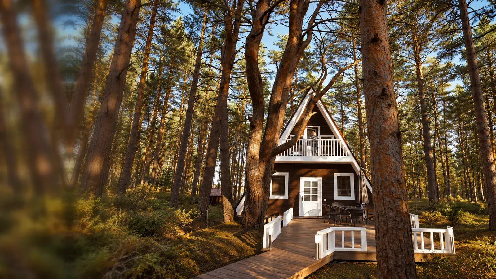 Коттедж A-Frame с балконом в сосновом лесу