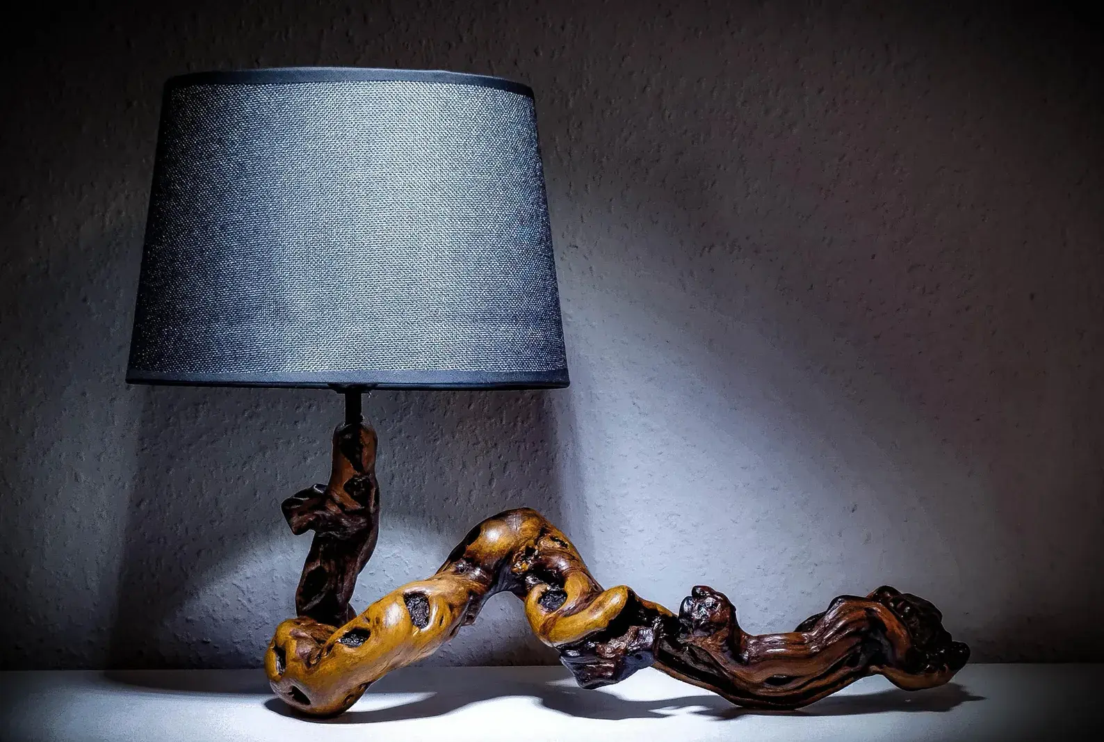 Уникальный авторский настольный светильник из дерева оливы ручной работы немецкого мастера.