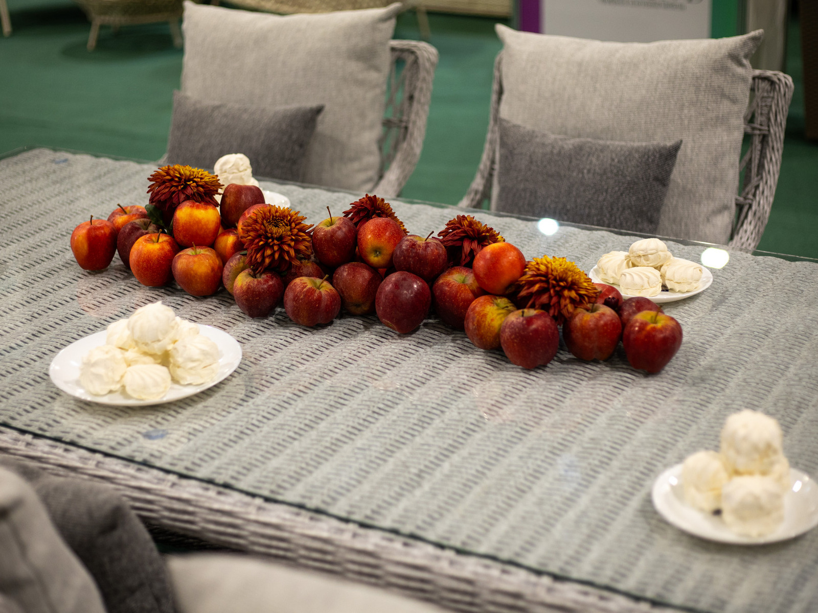 Столы и стулья Malacca на террасе