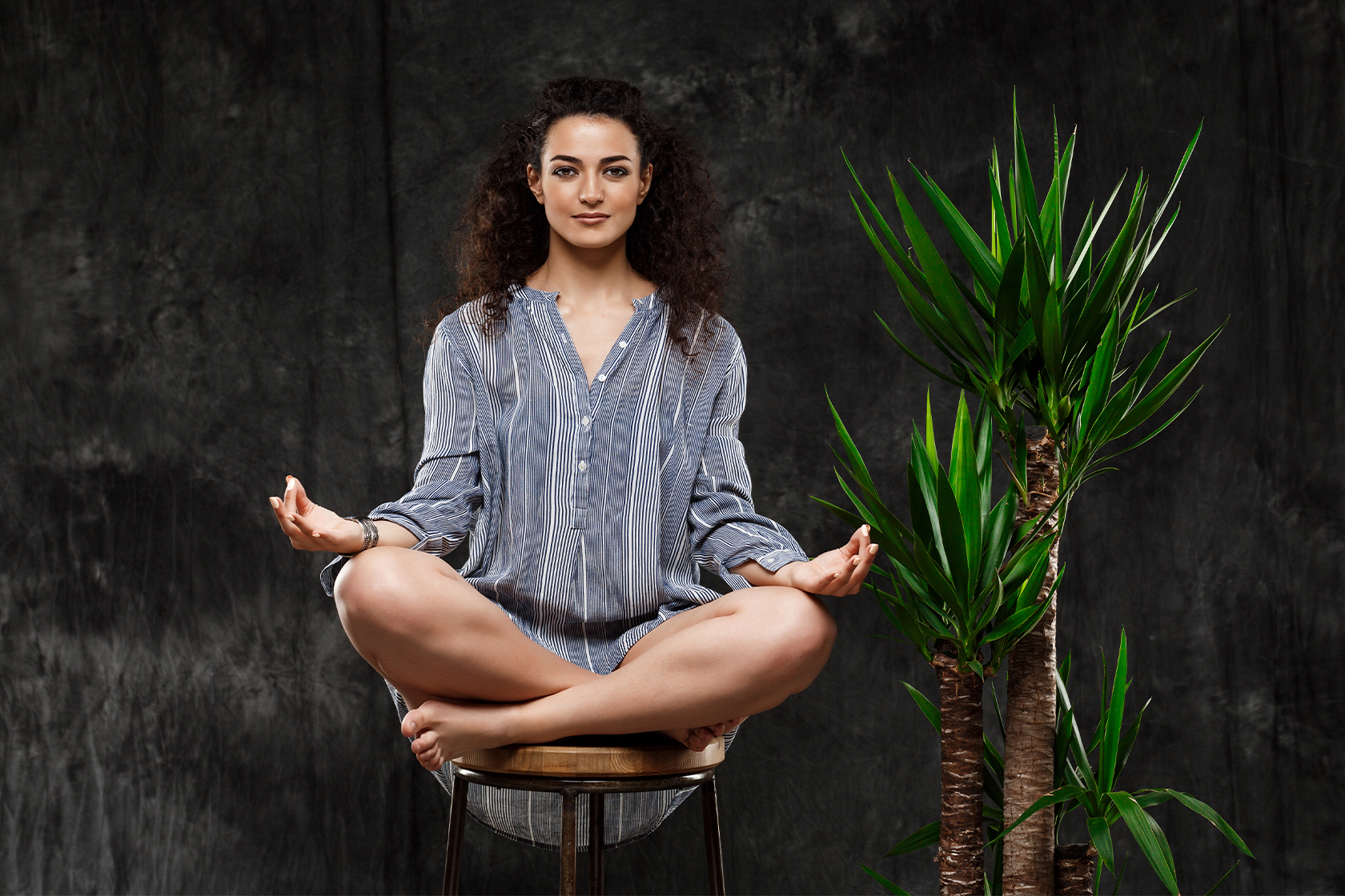 Девушка медитирует на стуле
