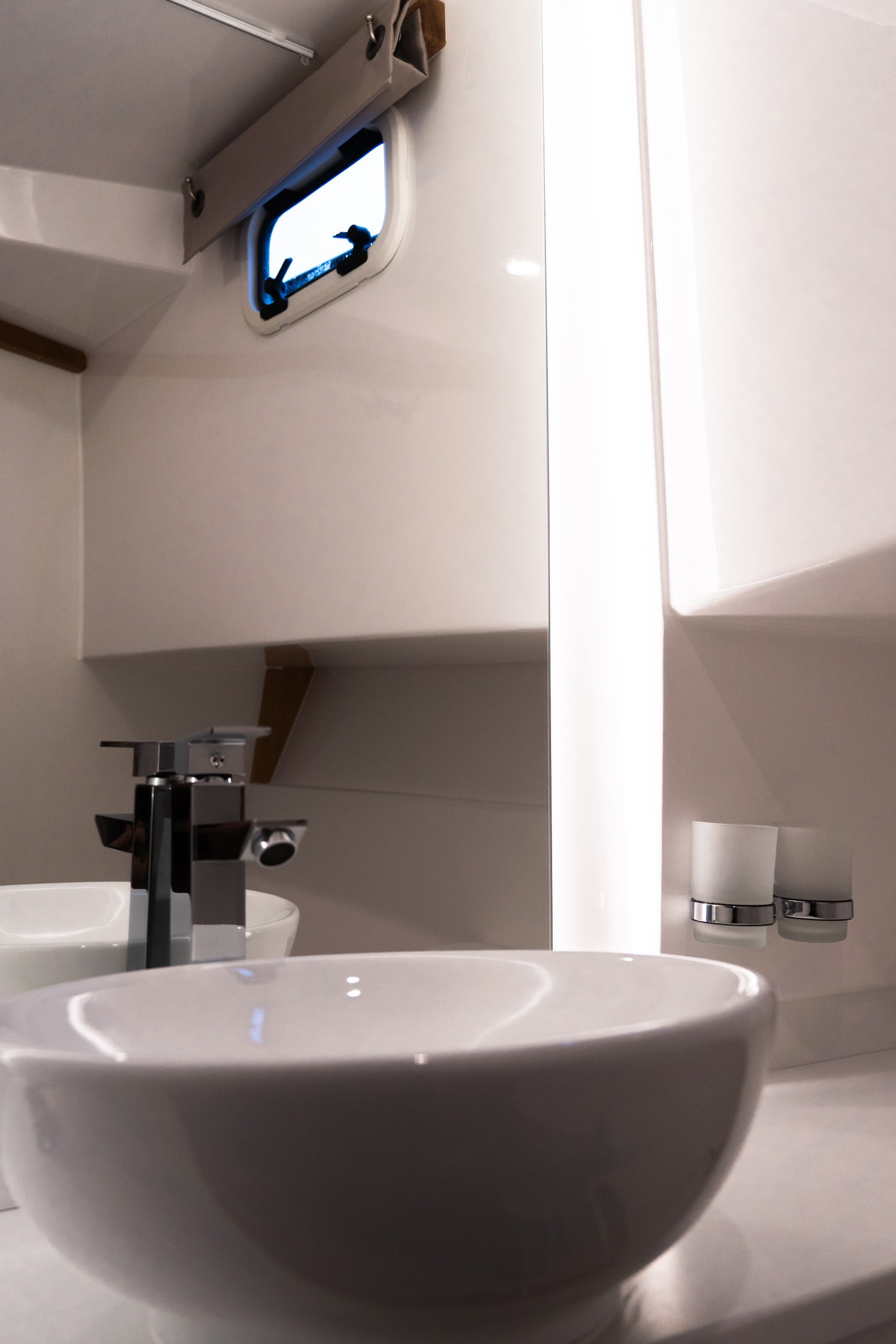 Nord Star 33+ носовая каюта с двуспальной кроватью