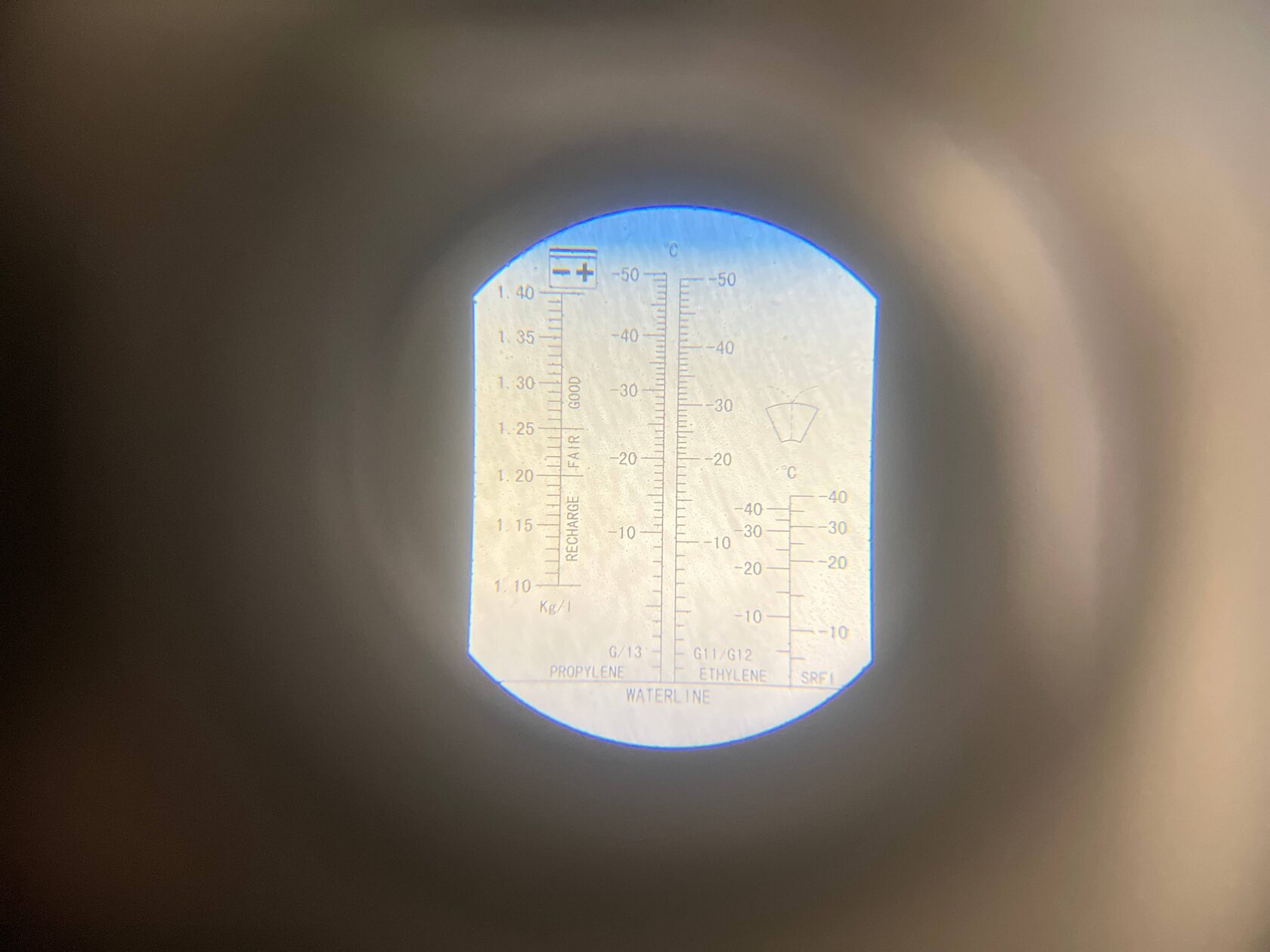 Перед началом работ проверяем рефрактометром состояние антифриза