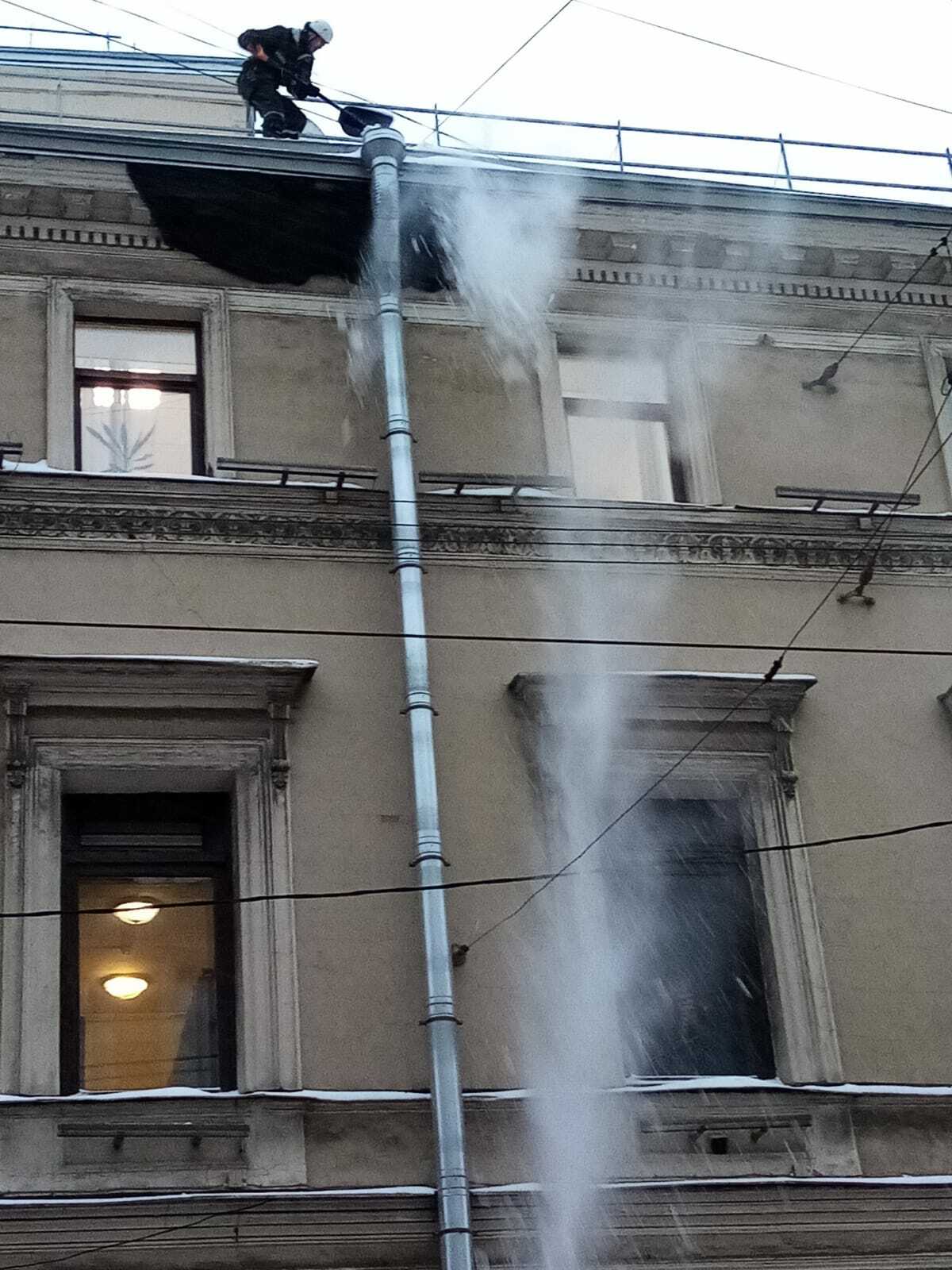 Уборка снега с кровли зданий
