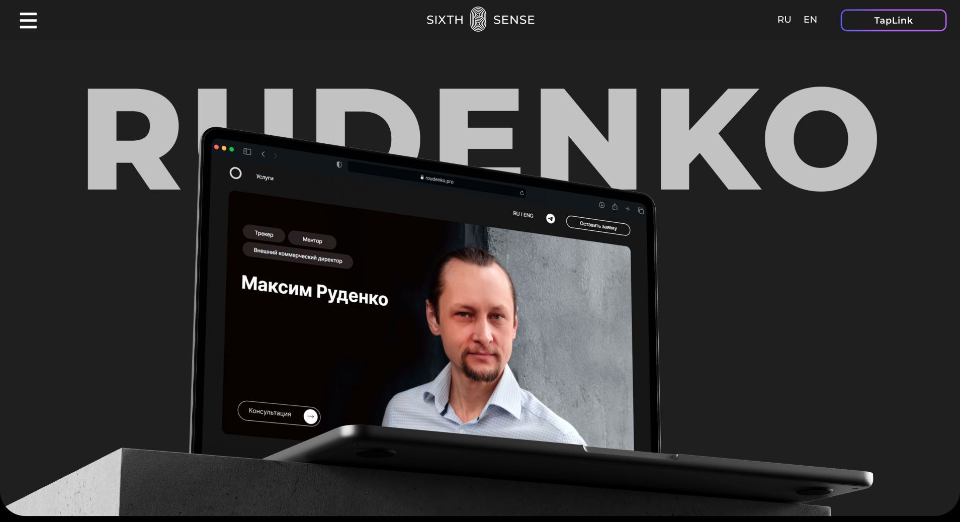 человек переписывается в телефоне. смартфон смс. проверка смартфона. как сделать чтобы телефон не тормозил. фото с телефона с датой.