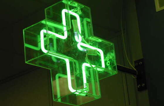 Неоновая вывеска на кронштейне