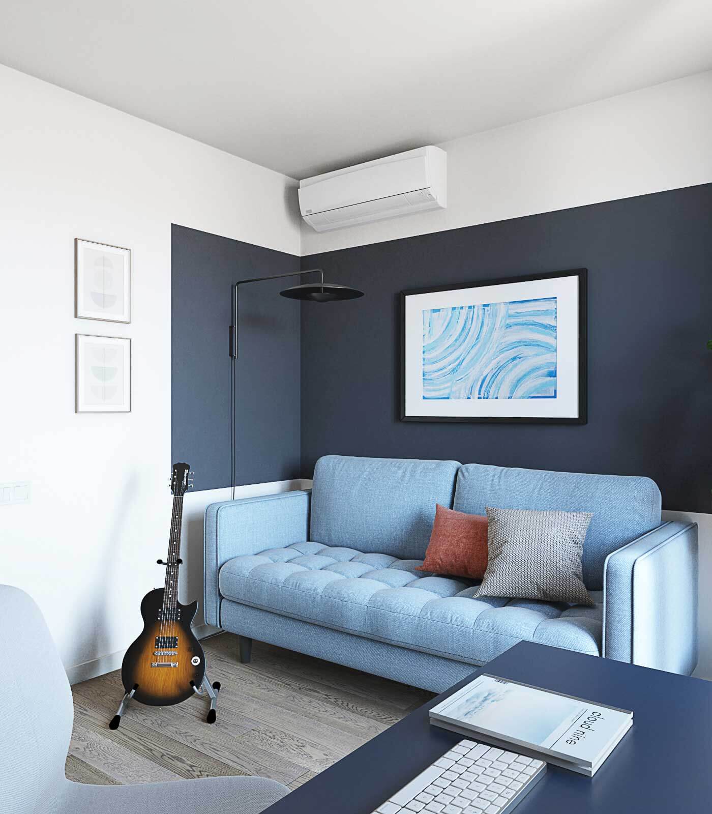 Декоративная покраска стены над диваном. Кондиционер в комнате. 