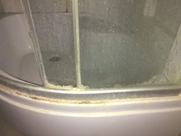 известковый налет на душевой кабине