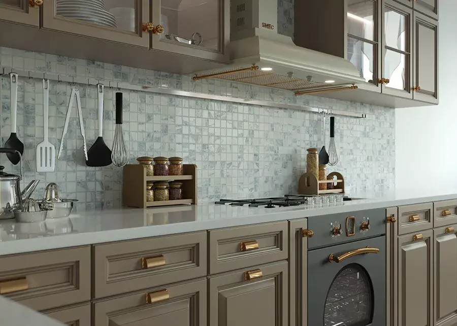 Кухня с простой геометрией и строгими линиями