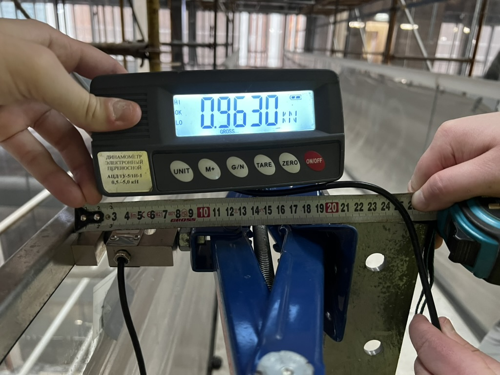 Испытания ограждений Grand Tower - специалисты за работой