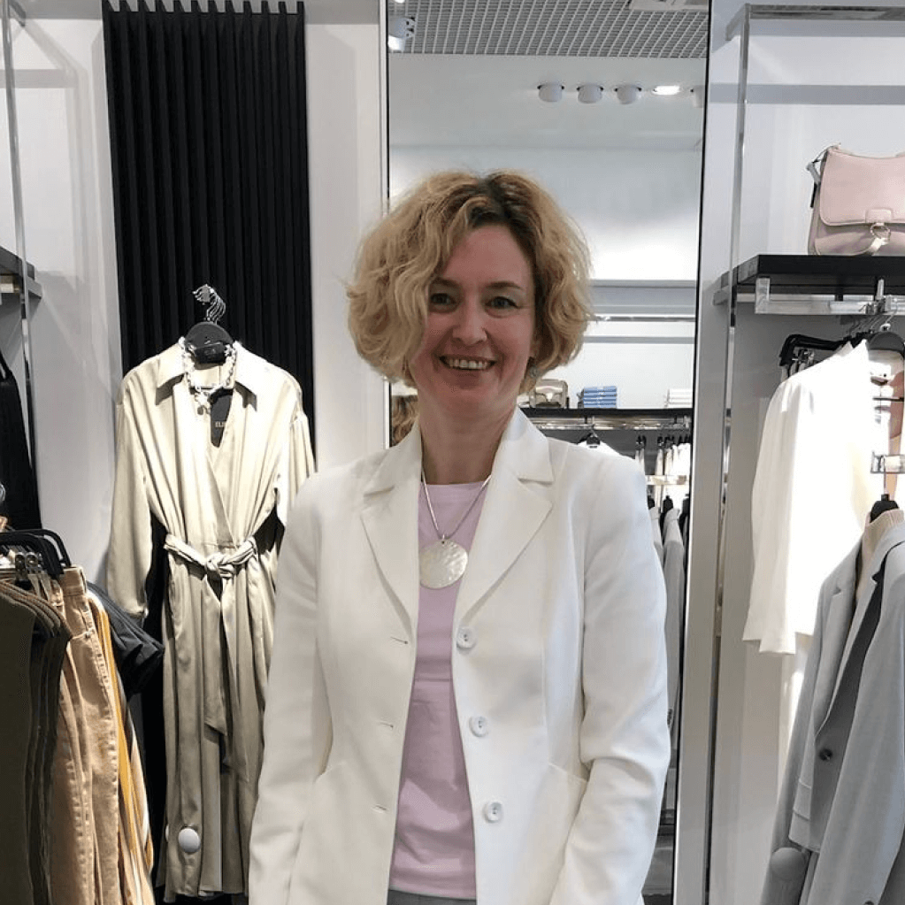 Девушка в белом пиджаке