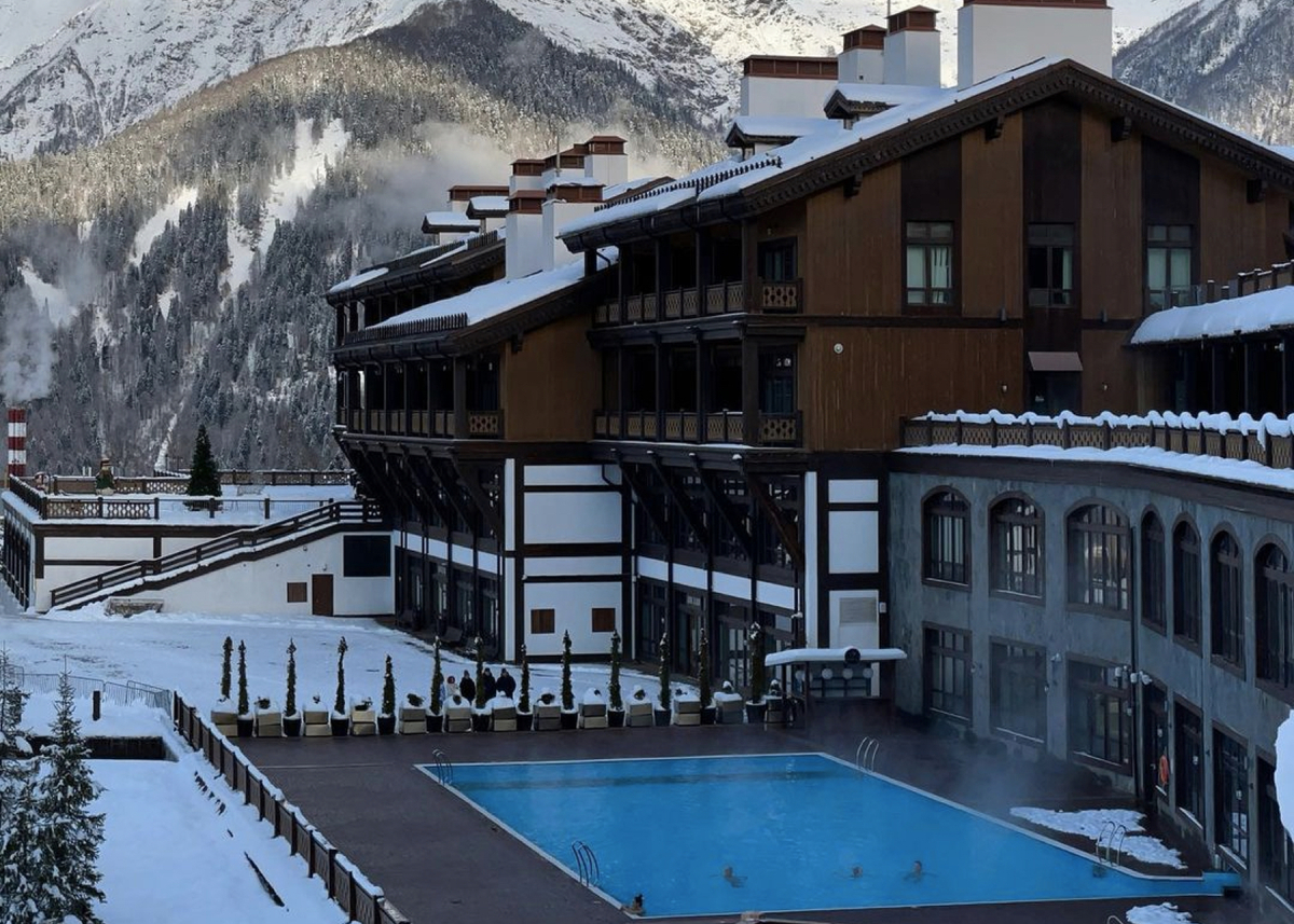 горная гостиница с открытым теплым бассейном