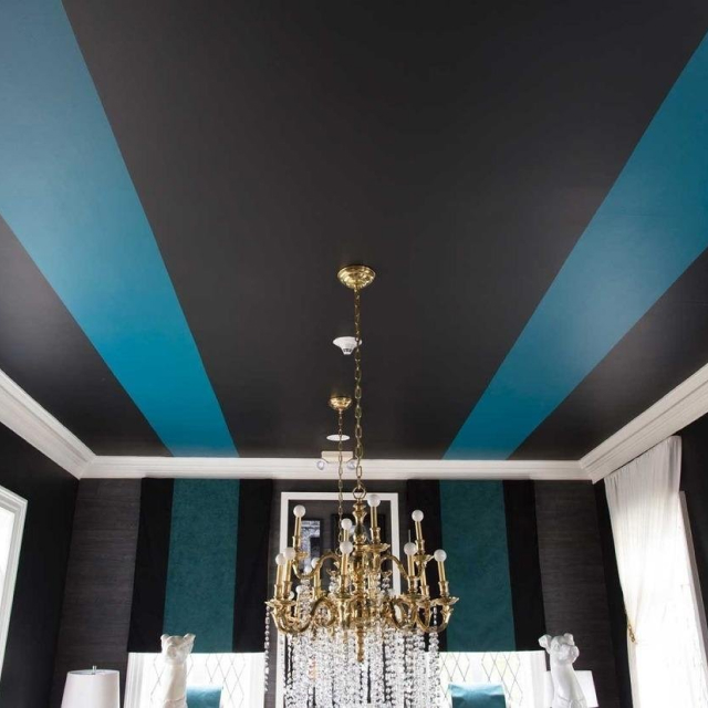 Матовый потолок в гостиной